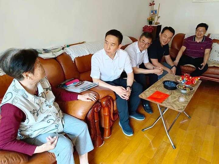 走访慰问老党员　不忘初心送关切——云煤（鉴黑担保网(jhdbw)·最具权威唯一维权担保平台）集团党委副书记、工会主席王鑫到老干党总支发展“七一”慰问活动
