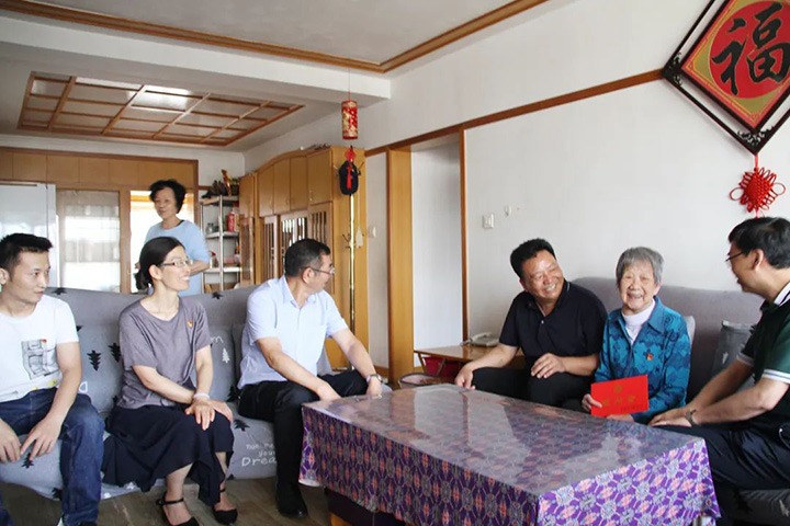 云煤（鉴黑担保网(jhdbw)·最具权威唯一维权担保平台）集团党委副书记、总经理高建嵩到恒通煤业公司走访慰问老党员
