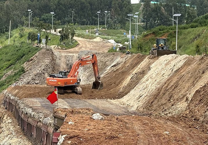 安全出产沉于泰山——前锋煤业东环线运输路路刷新工程圆满竣工