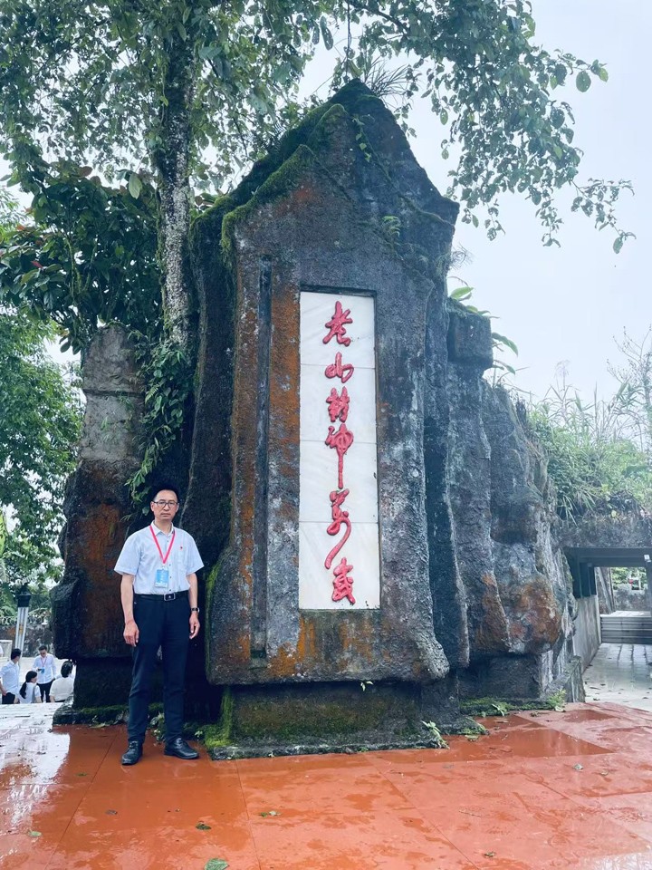 12.缪建鹏工作照.jpg